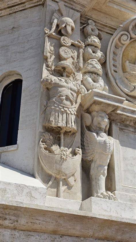 Dettaglio dell'orologio sulla torretta del Palazzo Abbaziale