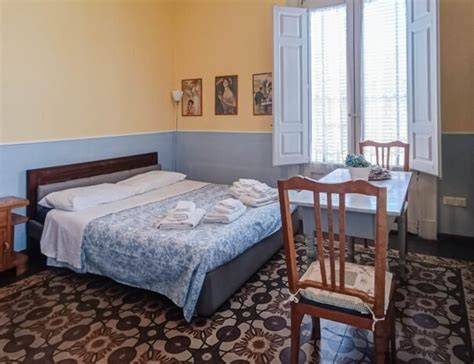 Interno di una camera dell'hotel Casa Rossi con angolo cottura e letto