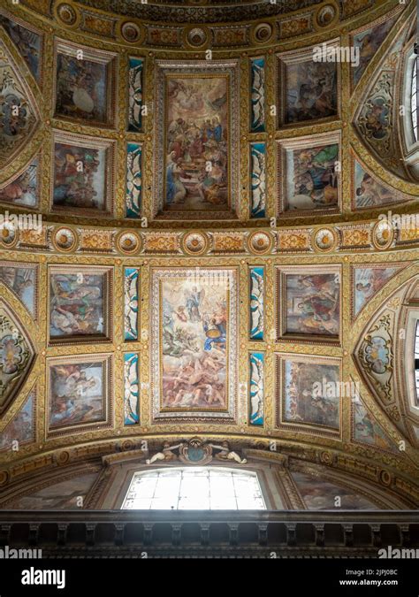 Dettaglio degli affreschi del soffitto della navata centrale della Pieve di Fanano