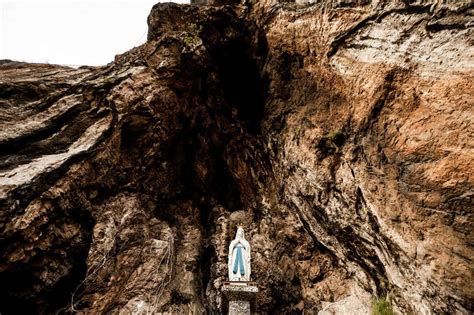 Interno della cappella della Madonna di Lourdes a Cimadolmo, con riproduzione di grotta