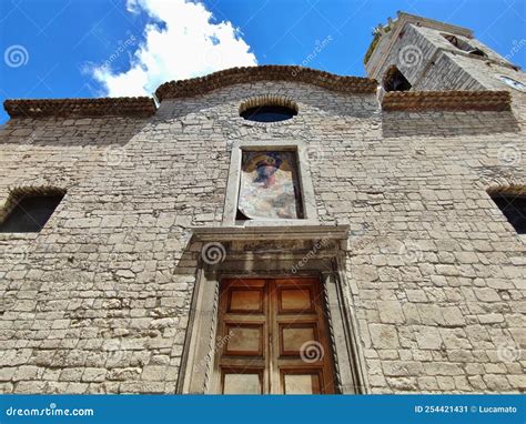 Fotografia panoramica della facciata della Chiesa di Santa Maria Assunta a Posta Fibreno