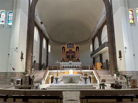 Interno della Basilica del Sacro Cuore a Grosseto con il Cristo Redentore sull'abside
