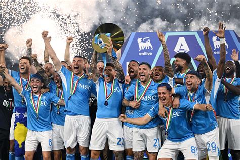 Foto di festeggiamenti di una squadra di calcio dilettantistica con tifosi e fumogeni