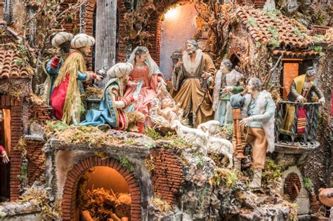 foto di un presepe tradizionale con tutti i personaggi e gli elementi simbolici