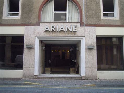 Esterno moderno dell'Hotel Ariane Lourdes con la sua insegna