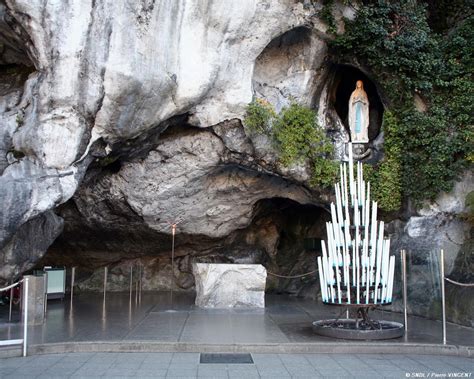 Foto panoramica del Santuario di Lourdes con la Grotta di Massabielle