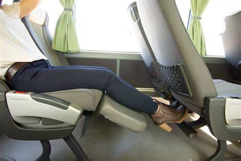 Immagine interna di un autobus con poltrone letto per viaggi confortevoli