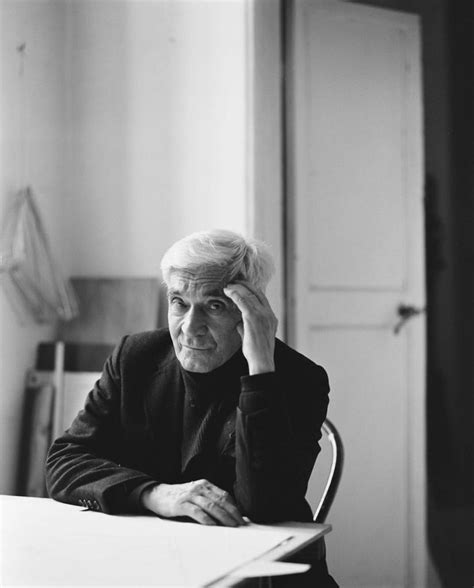 Ritratto di Sergio Lombardo in studio