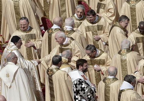 Sacerdote che guida un gruppo di pellegrini in un luogo sacro, con tono spirituale e riflessivo