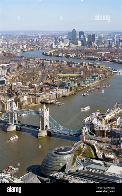 Tower Bridge con il Tamigi e lo skyline londinese