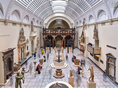 Interno del Victoria and Albert Museum con le sue collezioni