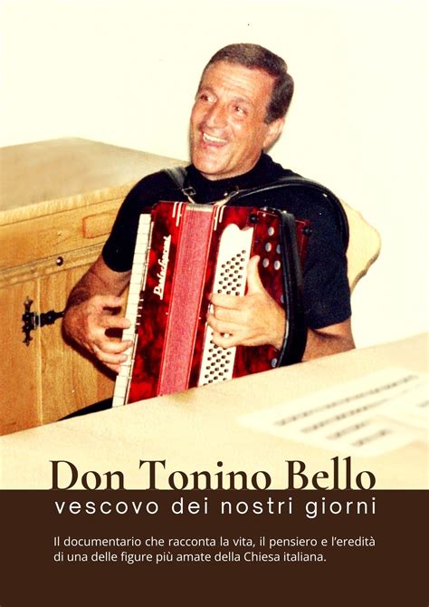 Ritratto fotografico di Don Tonino Bello con espressione serena e accogliente