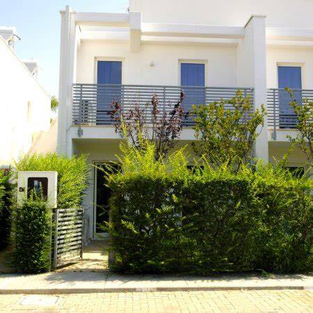 Foto di un moderno complesso residenziale con ampi giardini a Santa Teresa di Riva