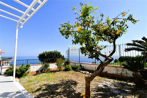 Illustrazione di una palazzina con vista mare e giardino privato sul lungomare di Santa Teresa di Riva