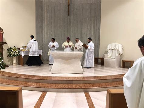 Foto della cerimonia di consacrazione del nuovo Altare