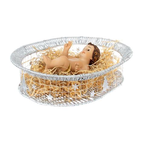 Foto di statue artigianali del Bambino Gesù in culla, diverse per stile e materiale