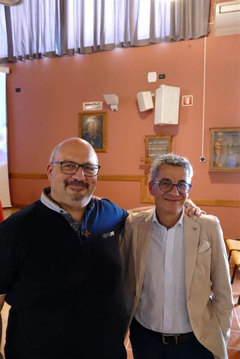 Foto di Don Pierluigi Di Piazza nel Centro Balducci mentre accoglie persone