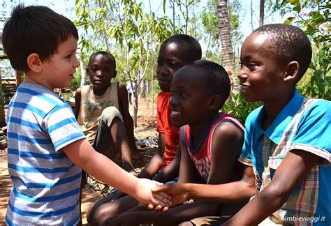 Don Antonio Abruzzini in missione in Kenya con bambini locali