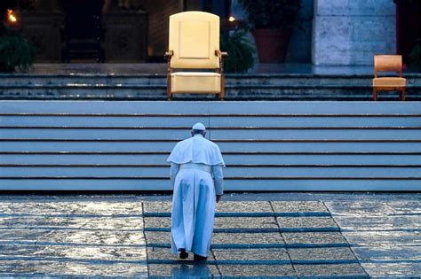 Papa Francesco solo in Piazza San Pietro deserta durante la Statio Orbis 2020