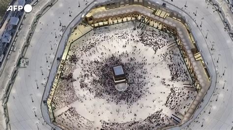 Foto di pellegrini che eseguono il Tawaf intorno alla Ka'ba