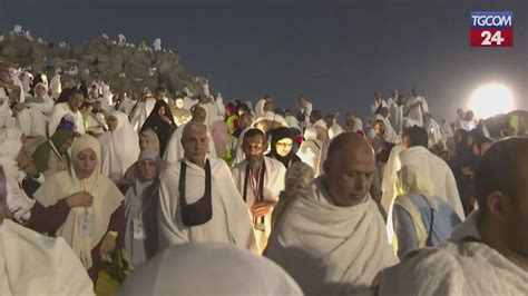 Foto aerea dei pellegrini radunati sul Monte Arafat