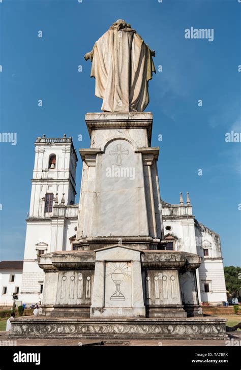 Foto della statua del Sacro Cuore con la cappella piramidale
