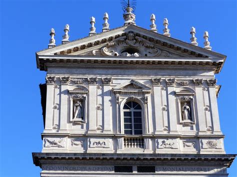 Facciata barocca e scalinata della Chiesa di Sant'Erasmo a Saviano