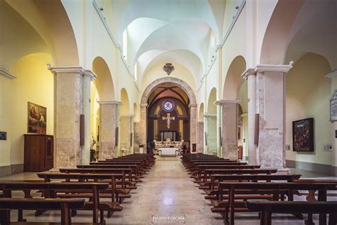 Interno della Chiesa Madre di Sant'Erasmo a Saviano con navate e altari