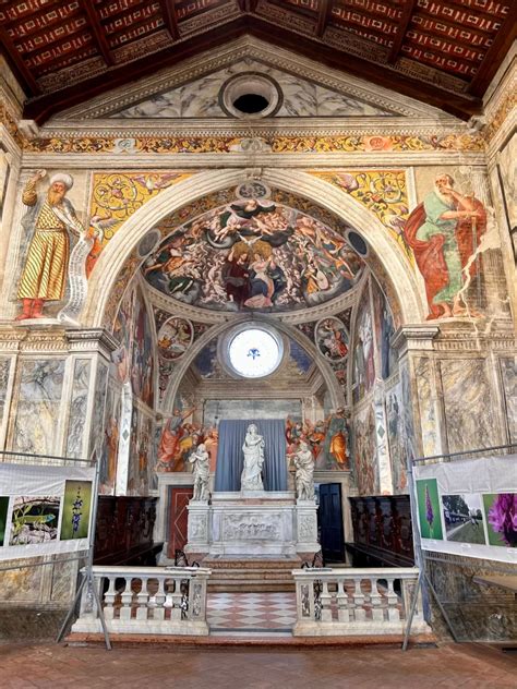 Interno della Chiesa di San Giovanni dei Battuti con affreschi e altare