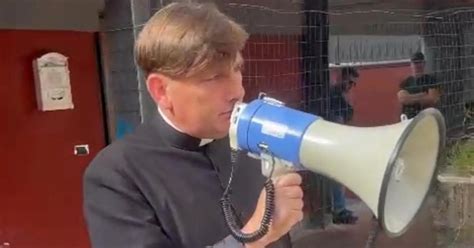 Don Antonio Coluccia che parla al megafono in una piazza di spaccio