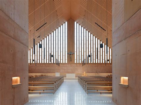 Foto di una croce illuminata in un presbiterio di chiesa moderna