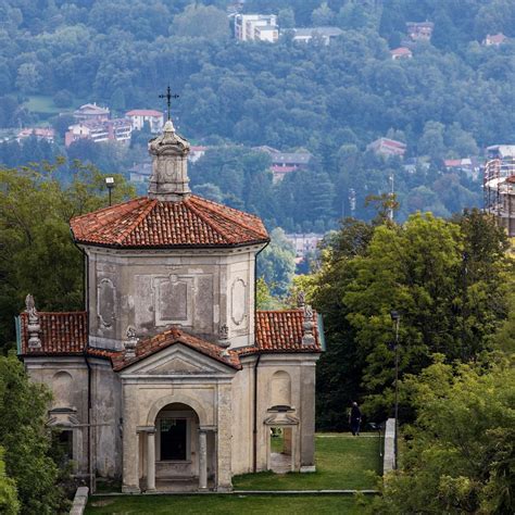 Veduta panoramica del Sacro Monte di Varese con il santuario sulla cima
