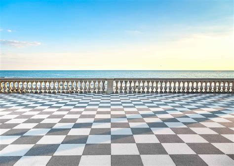 Fotografia di un pavimento a scacchi all'interno di una cappella del Sacro Monte
