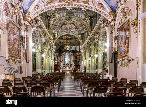 Fotografia interna del Santuario di Santa Maria del Monte con affreschi barocchi