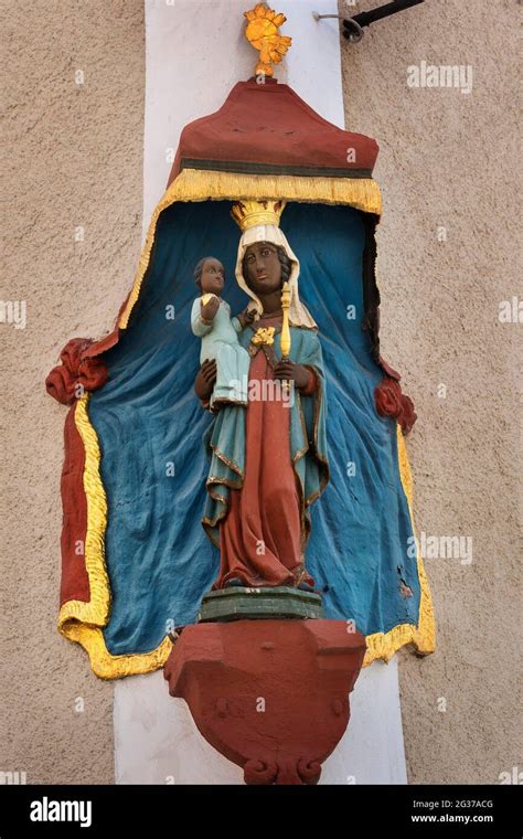 Statua della Madonna Nera con bambino