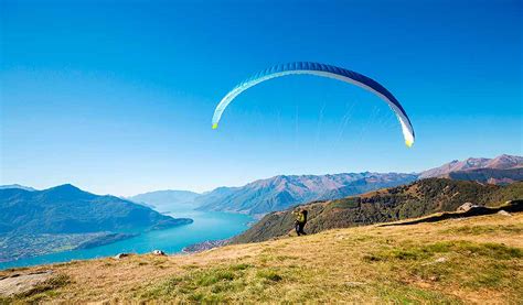 Parapendio in volo sopra il Lago di Como e le montagne circostanti