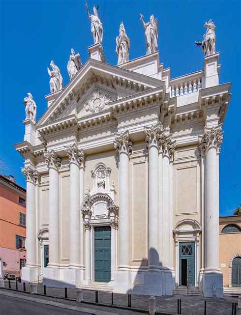Interno della Basilica dei Santi Nazaro e Celso, con vista sull'altare maggiore