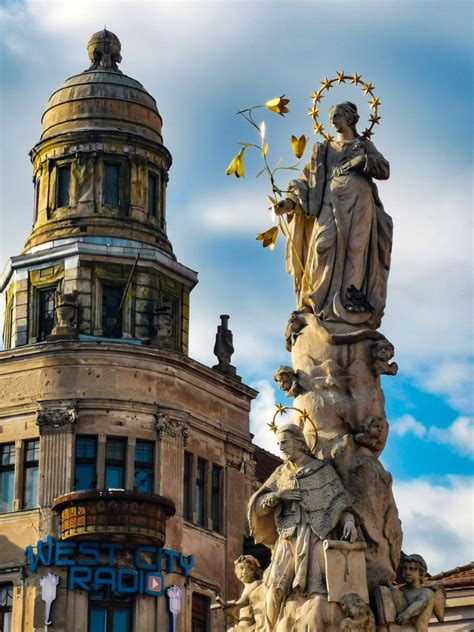 Statua di San Giovanni Nepomuceno con crocifisso nella Basilica di San Nazaro e Celso
