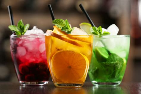 Foto di un assortimento di cocktail analcolici colorati su un tavolo all'aperto