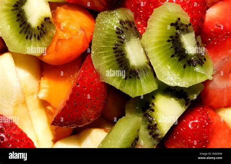 Primo piano di frutta fresca tagliata a pezzi in una ciotola