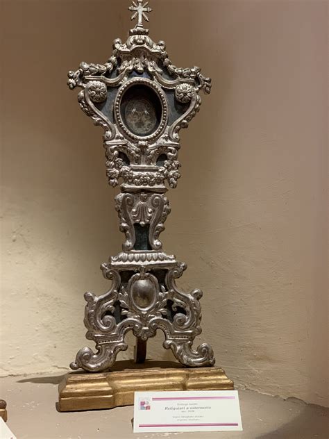 Dettaglio di reliquiario con porzione di tela grezza