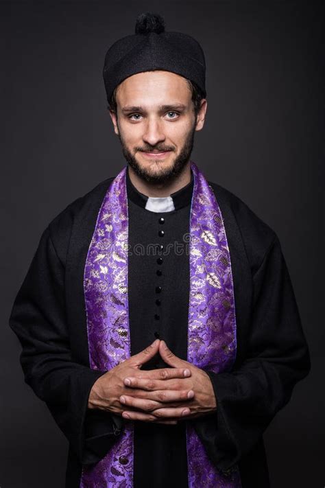 ritratto di un sacerdote sorridente che interagisce con i parrocchiani