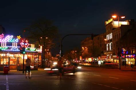 Veduta notturna del quartiere St. Pauli ad Amburgo, con luci e attività