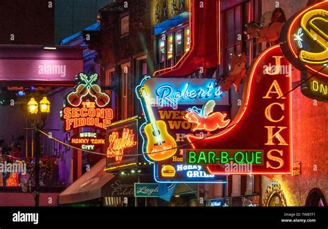 La Reeperbahn di notte, illuminata da neon e insegne di locali