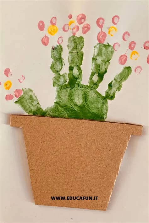 Immagine di vari lavoretti biblici colorati e creativi realizzati con materiali di riciclo