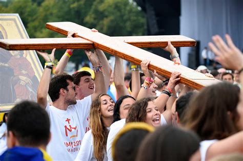 Foto della Croce del Giubileo 2000 con giovani in pellegrinaggio