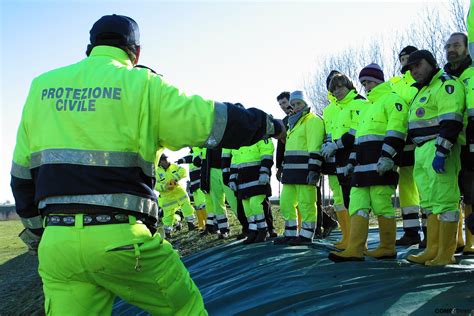 Foto di volontari della Protezione Civile di Roma Capitale durante un'operazione antincendio