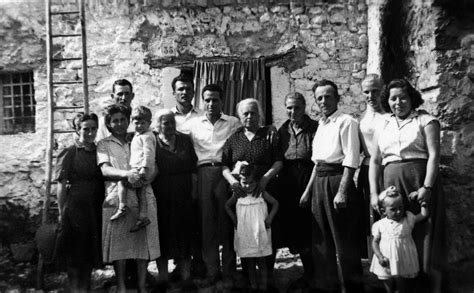 Foto storica di una famiglia spagnola povera degli anni '30 o '40