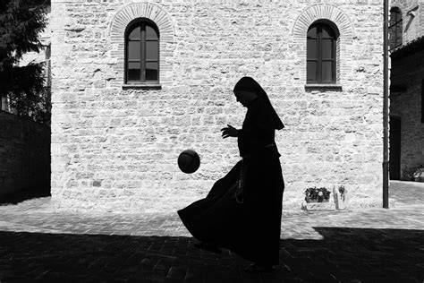 Disegno di suore che studiano in un antico convento, ma senza Bibbie