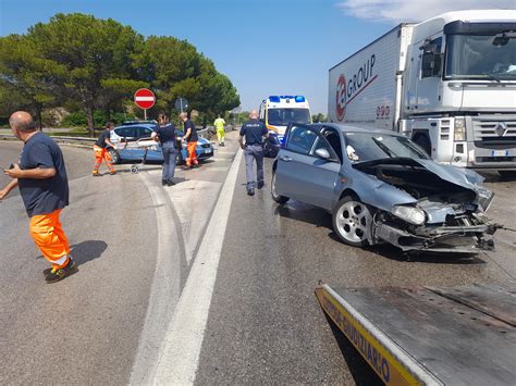 Foto generica di un'auto dopo un incidente stradale o un frammento di fanale